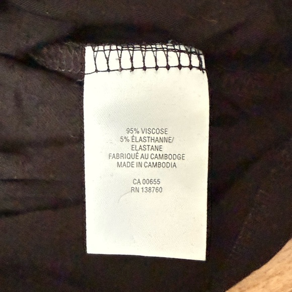 5/$25 - REITMANS Black Graphic Tee - Travel is my new therapy - Picture 4 of 6